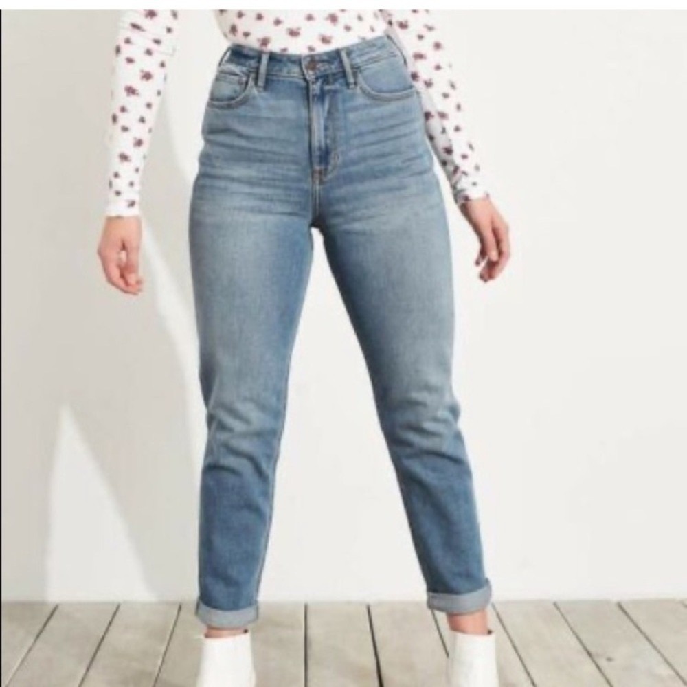 Ultra High Rise Mom Jean Hollister size 28 medium wash stretchy school street